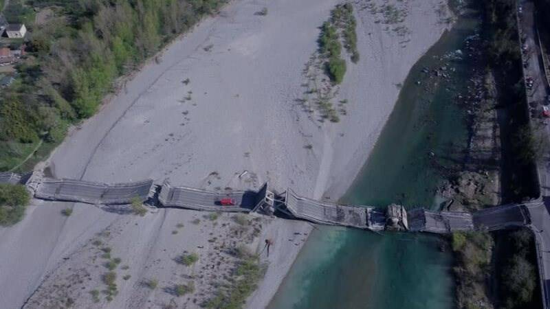 Il ponte sul Magra di Albiano crollato