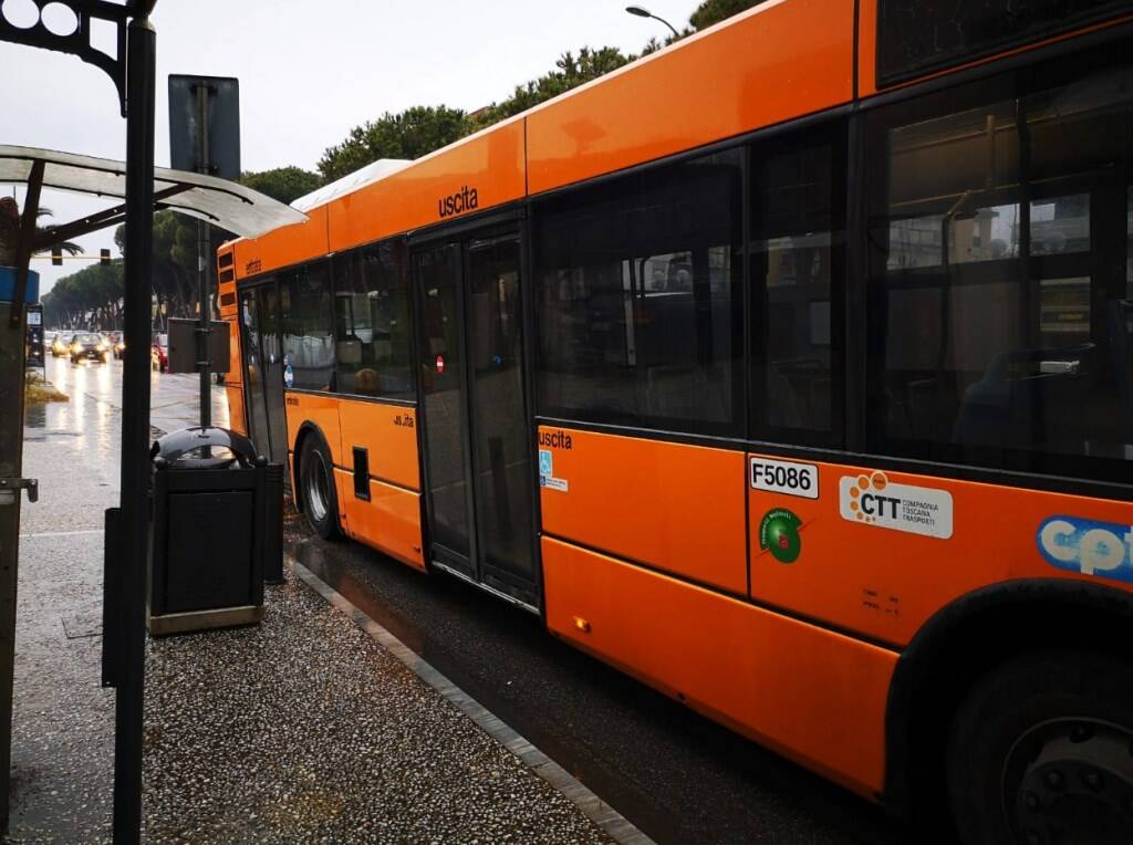 L'autobus in viale Colombo a Marina di Carrara