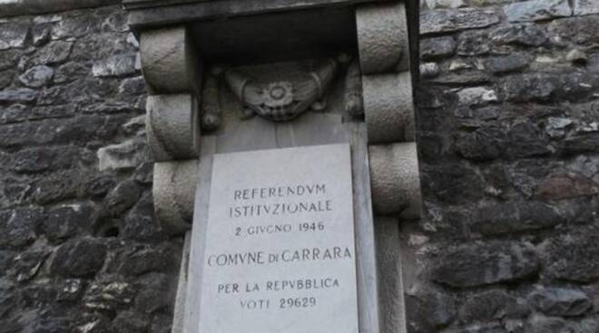 Le stele che ricorda l'esito del Referendum istituzionale a Carrara