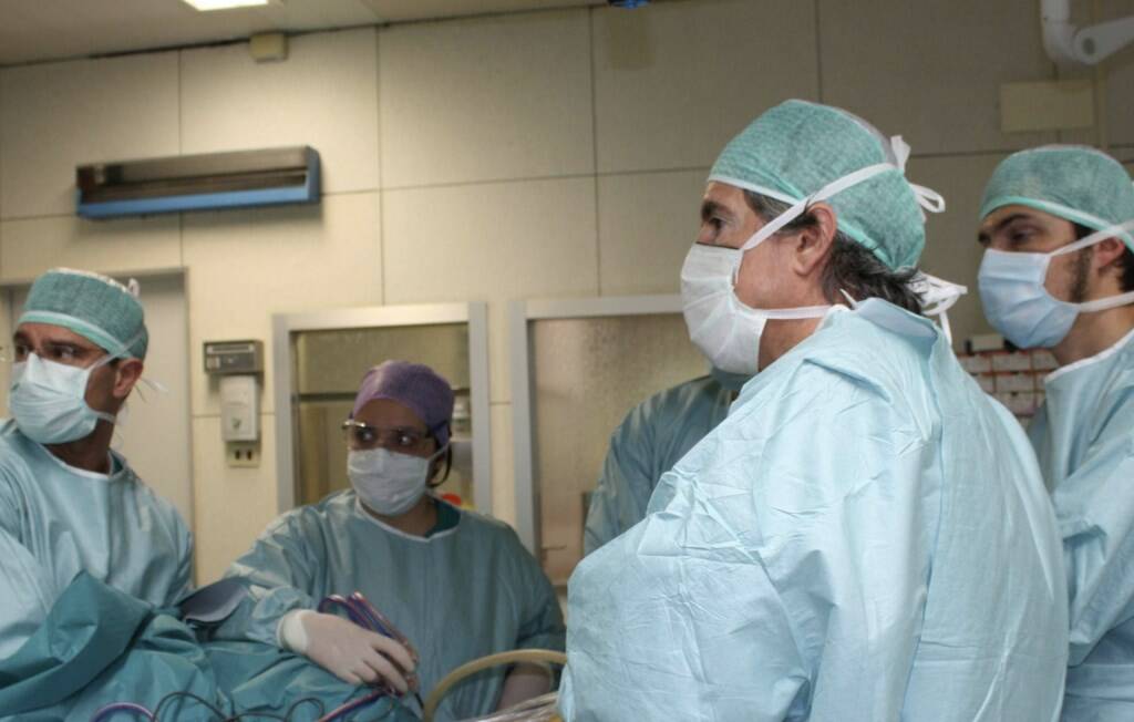 Medici e infermieri in sala operatoria