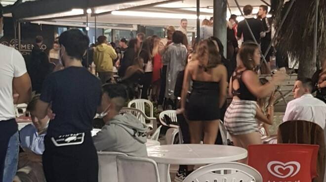 Movida e assembramenti sabato sera al porto di Marina di Carrara