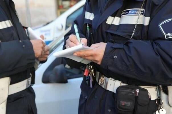 Polizia municipale che scrive la multa