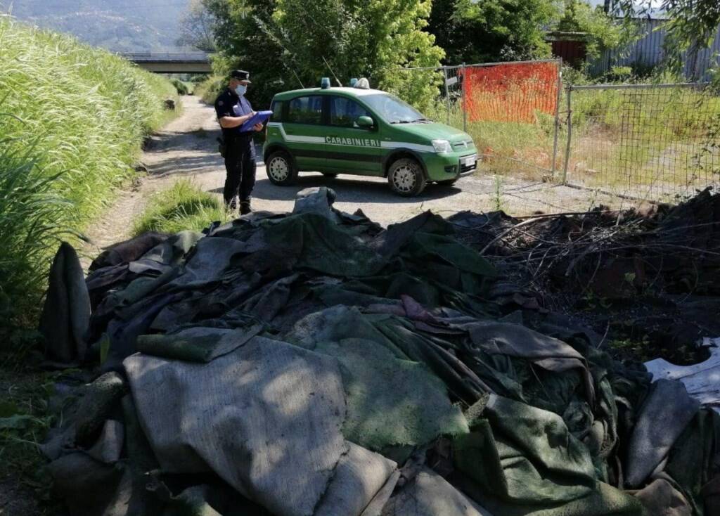 Ripulivano il parco e abbandonavano i rifiuti sulla strada, beccati