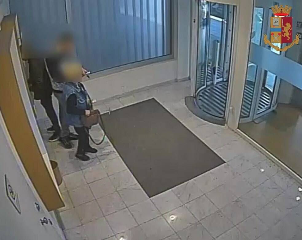 Furti al bancomat, colpiscono a Carrara in mezza Europa: arrestati