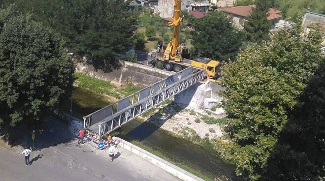 La passerella pedonale sul Carrione installata ad Avenza