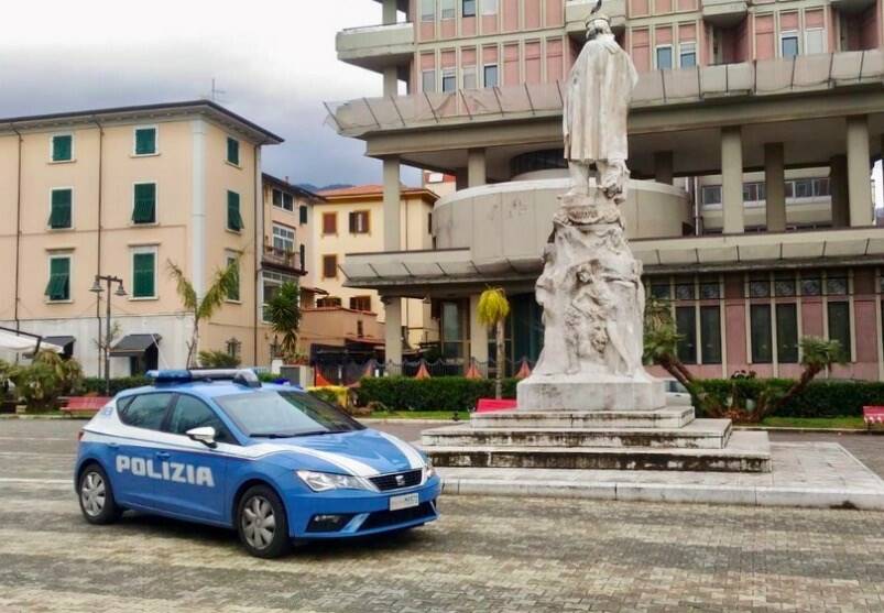 La polizia nel centro di Massa, nella zona dell'intervento