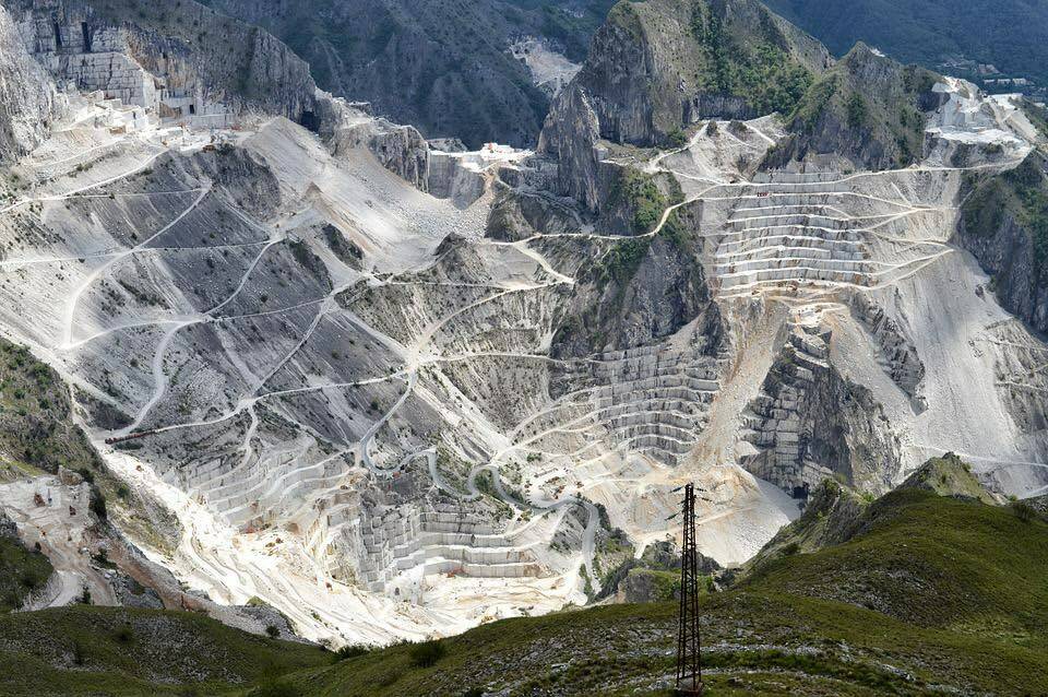 Una veduta delle cave apuane