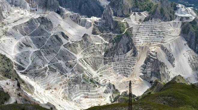 Una veduta delle cave apuane