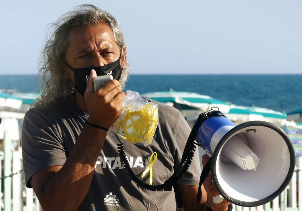 Alcuni momenti della manifestazione dei 500 in battigia