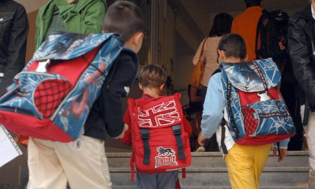 Alunni entrano a scuola (foto da toscana-notizie.it)