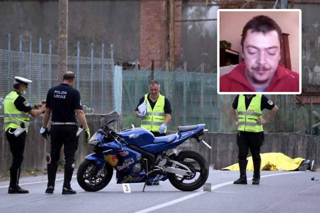 La polizia municipale, la moto del 38enne e nel riquadro Lorenzo Rossi