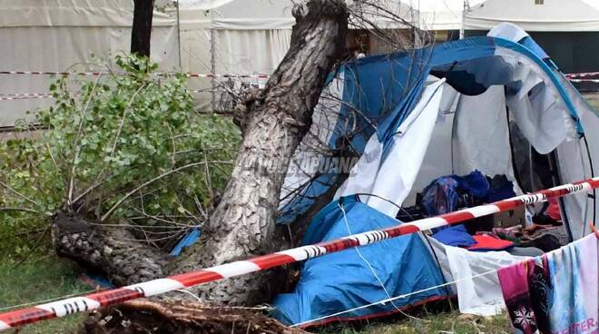 Tragedia a Marina di Massa, 2 bambine muoiono travolte da un albero