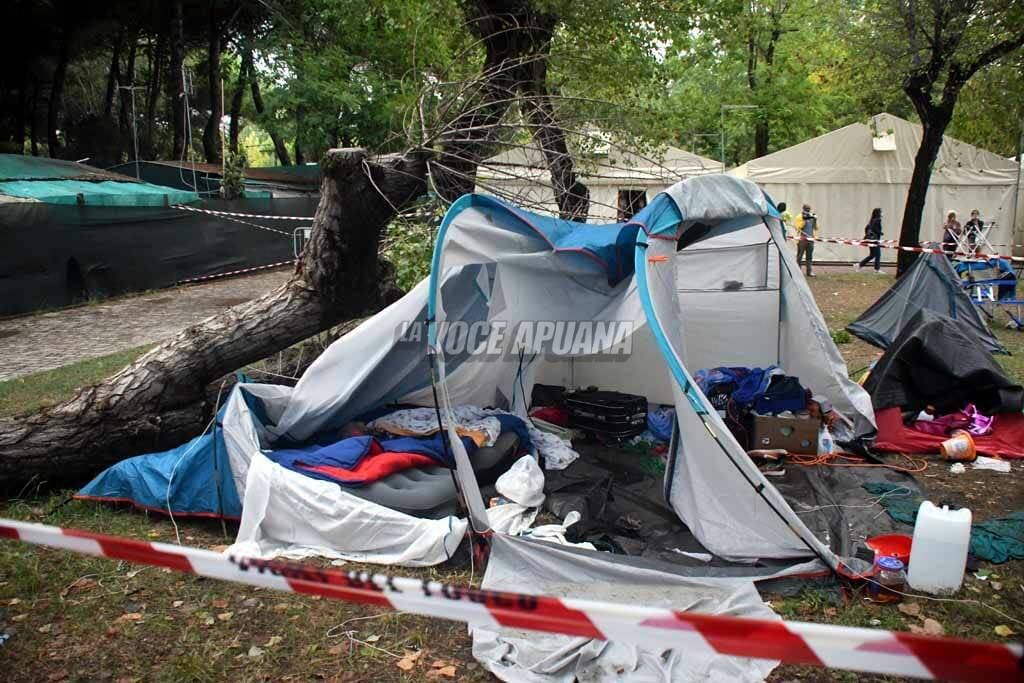 Tragedia a Marina di Massa, 2 bambine muoiono travolte da un albero