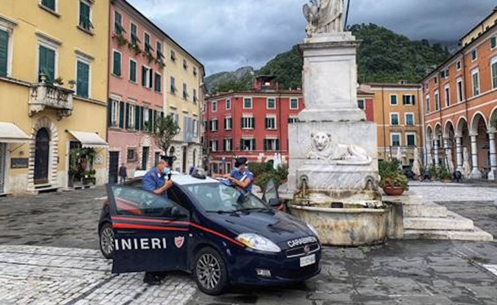 Carabinieri nel centro di Carrara