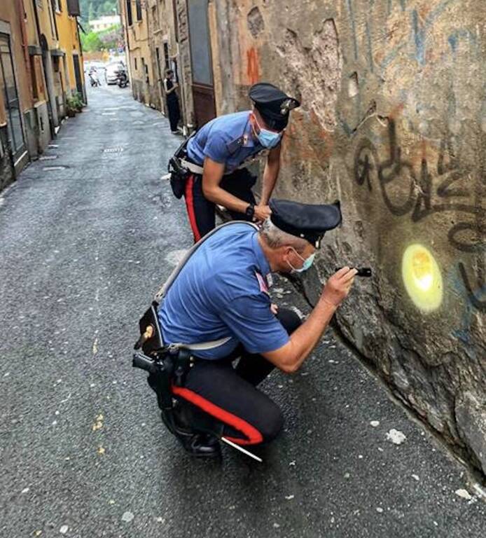 Carabinieri nel centro di Carrara