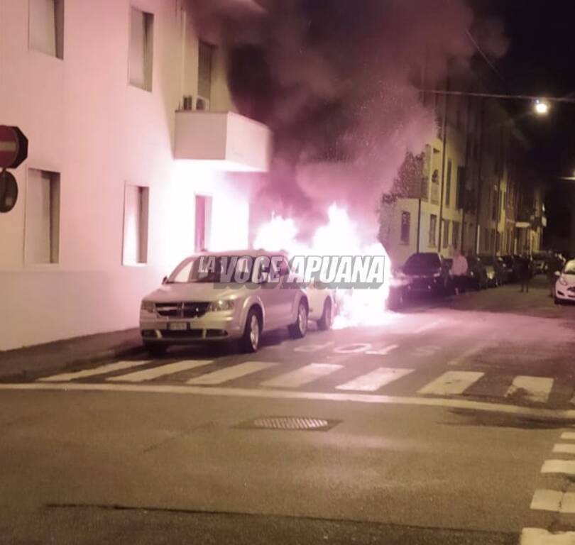 Carrara, auto a fuoco in via Dell'Amico