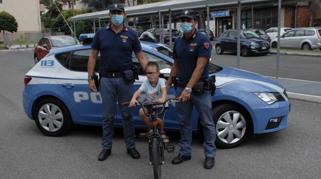 I poliziotti e il bambino con la sua bici ritrovata
