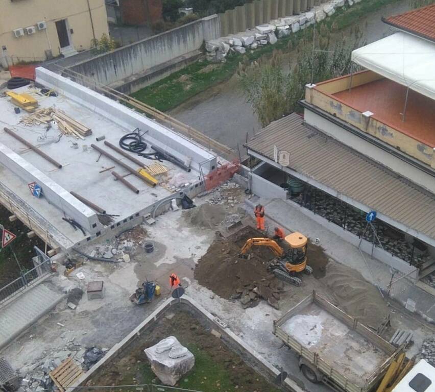 Il cantiere per il rifacimento del ponte di via Gino Menconi ad Avenza