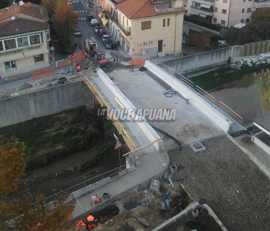 Il ponte di via Menconi ad Avenza