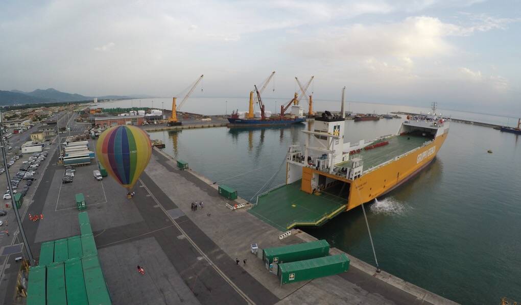 Nave Grendi al porto di Marina di Carrara