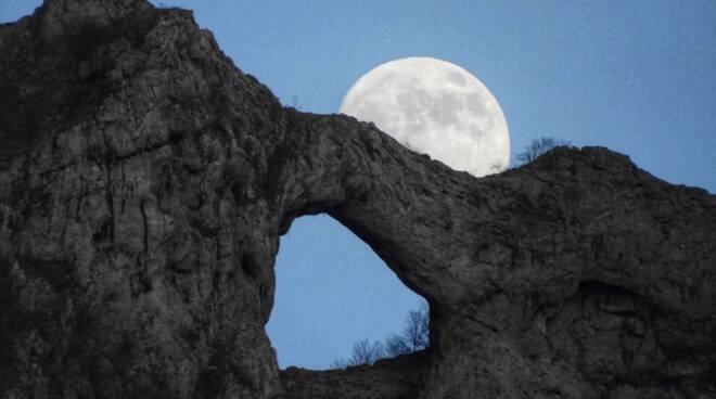 Luna monte forato apuane