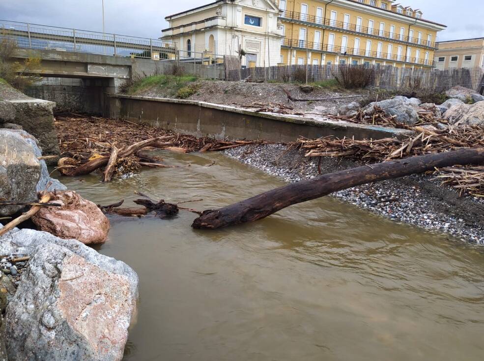 Tonnellate di materiale legnoso nel canale Ricortola portato dalla mareggiata