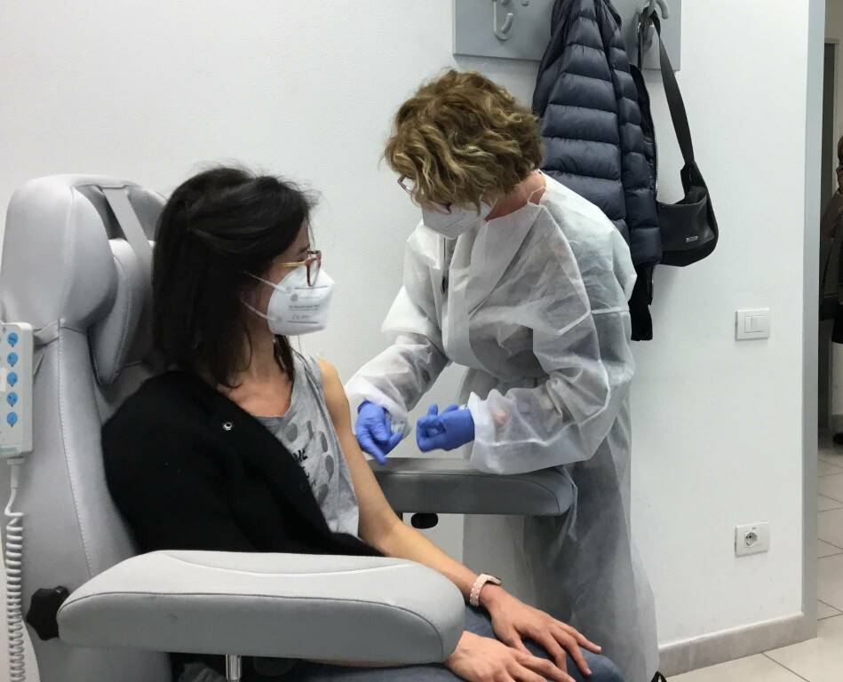 Prima vaccinata con AstraZeneca a Massa-Carrara