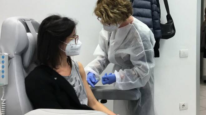 Prima vaccinata con AstraZeneca a Massa-Carrara