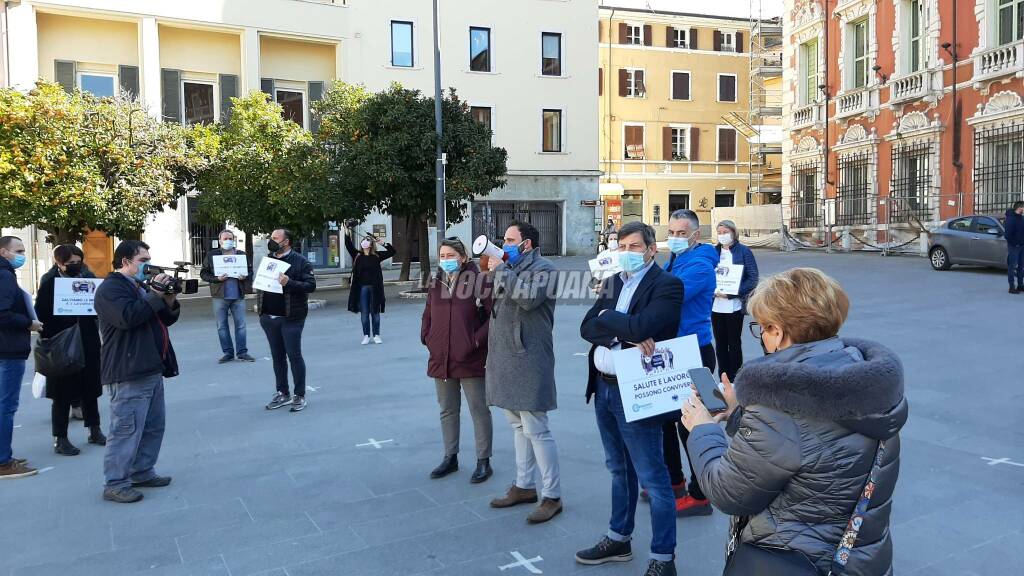 La manifestazione di Confcommercio e Confesercenti in piazza Aranci del 1 marzo 2021