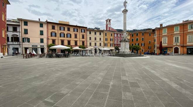 I tavoli all'aperto nel primo giorno di zona gialla a Massa