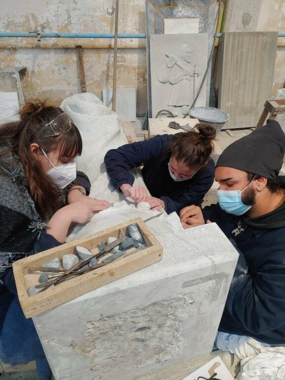 Restauro della madonnina del porto di Carrara della scuola del marmo