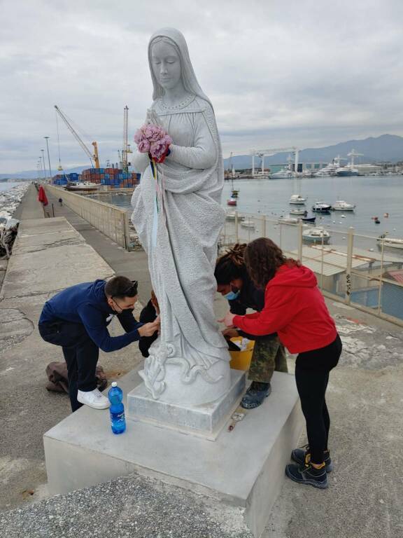 Restauro della madonnina del porto di Carrara della scuola del marmo