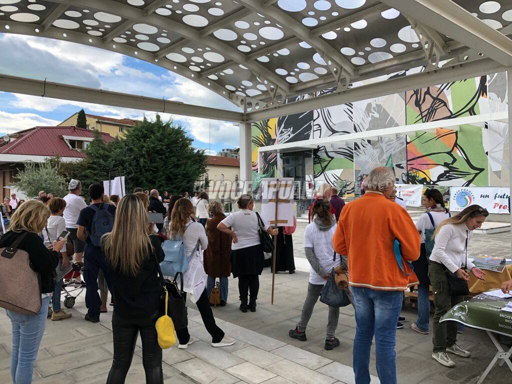 manifestazione no green pass piazza berlinguer massa