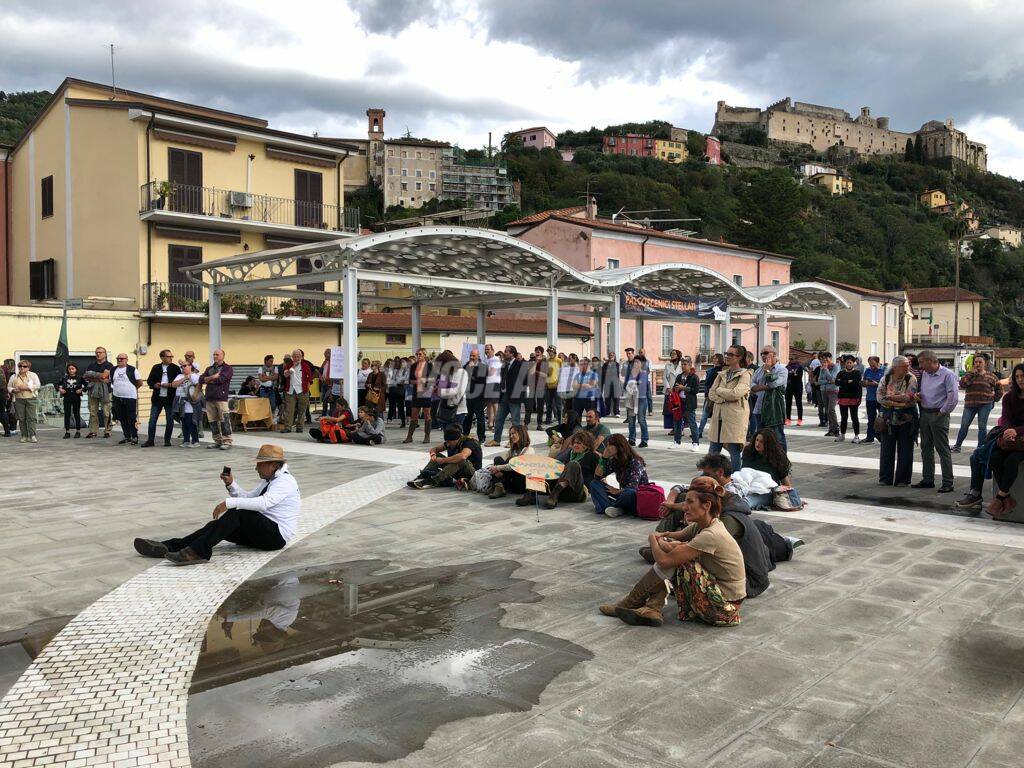 manifestazione no green pass piazza berlinguer massa