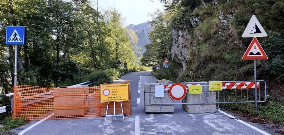 Passo del Vestito, strada chiusa con i blocchi dopo Pian della Fioba