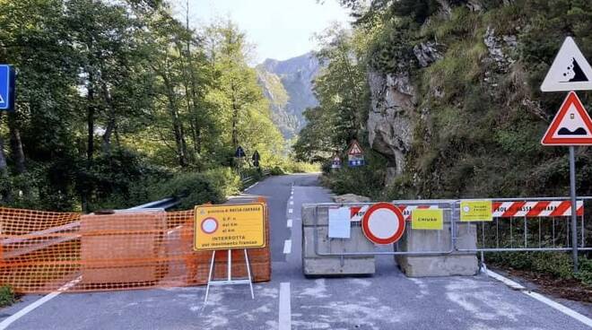 Passo del Vestito, strada chiusa con i blocchi dopo Pian della Fioba