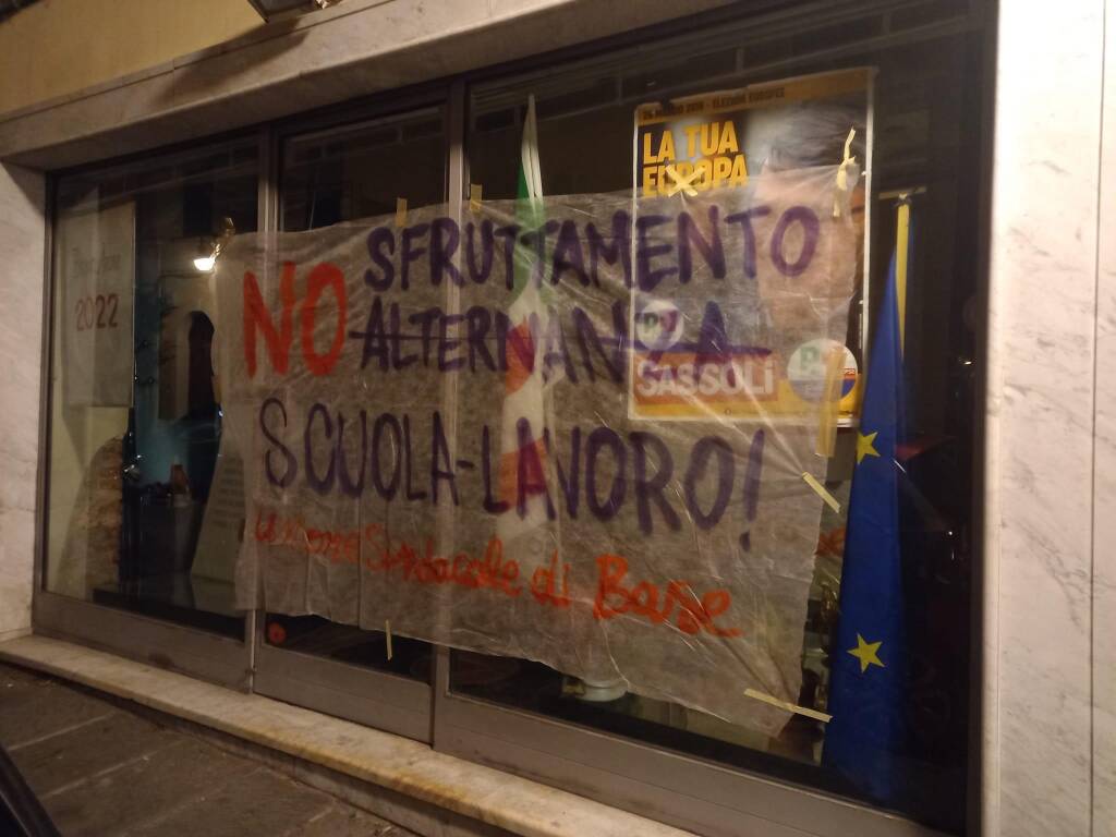 striscione alternanza scuola-lavoro sede pd