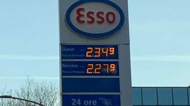 benzina diesel carburante benzinaio prezzi benzina