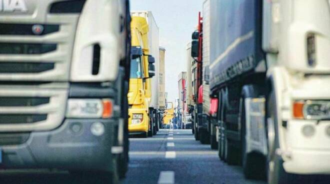 camion autotrasportatori autotrasporto mezzi pesanti coda camion