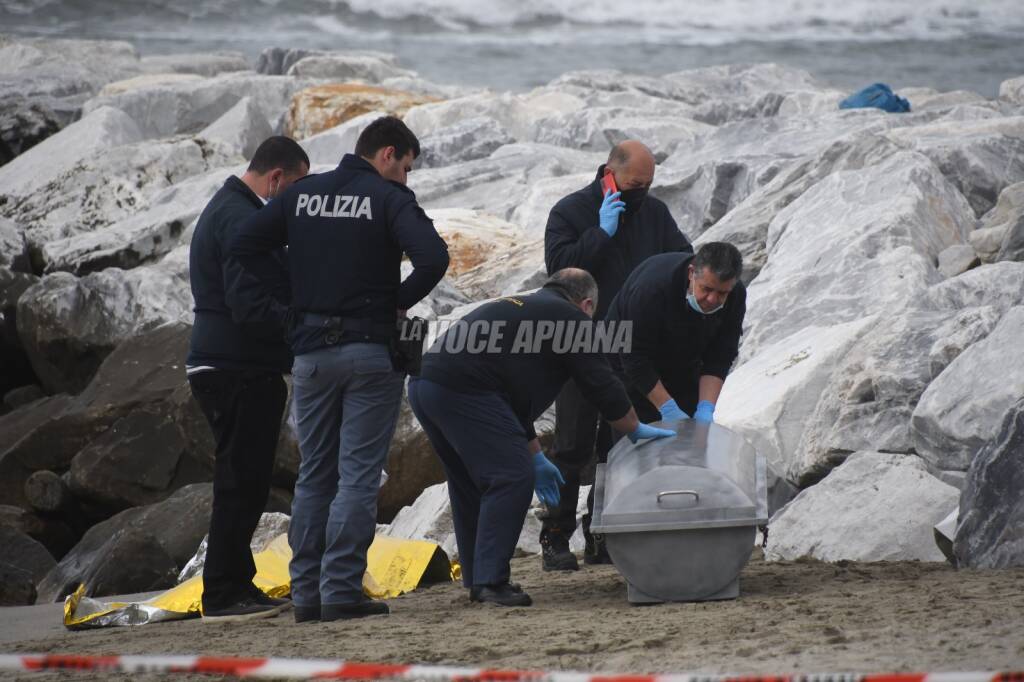 cadavere spiaggia marina di massa