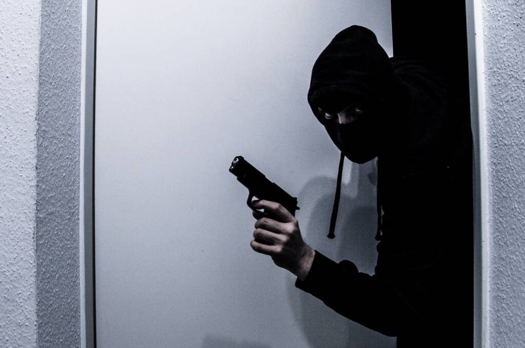 rapina ladro pistola furto