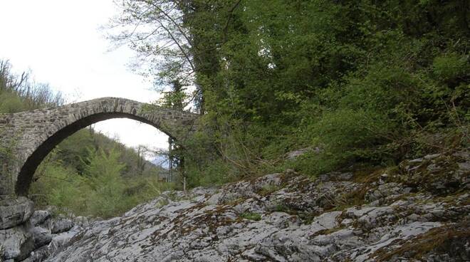 Ponte in pietra tra le Apuane