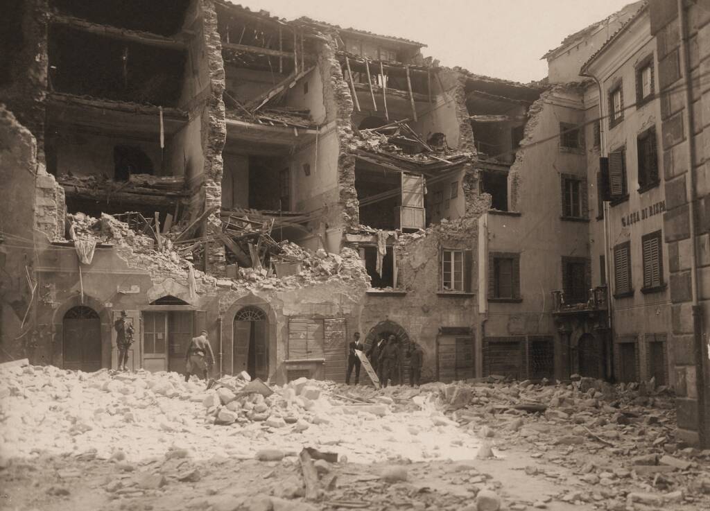 terremoto 1920 fivizzano piazza vittorio emanuele