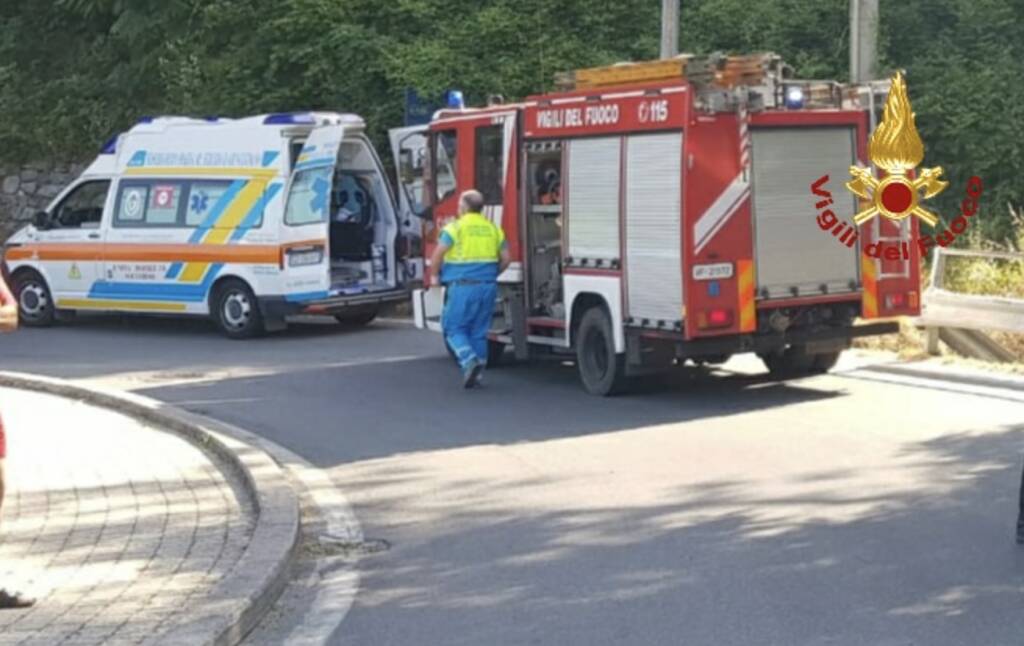 ambulanza e vigili del fuoco a minucciano