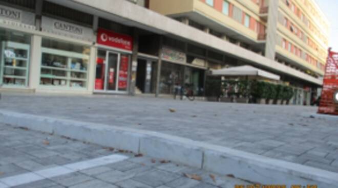 Il gradino "pericoloso" in piazza Matteotti a Massa