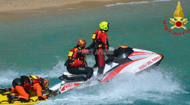 vigili del fuoco moto d'acqua