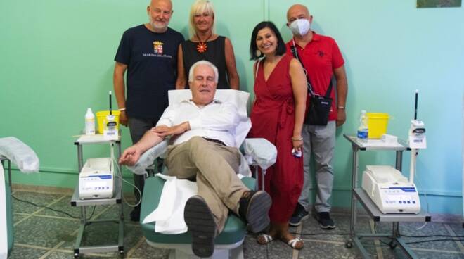 Eugenio Giani dona il sangue per Avis