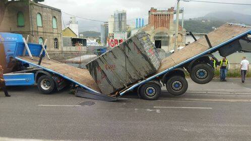 camion spezzato da blocco di marmo