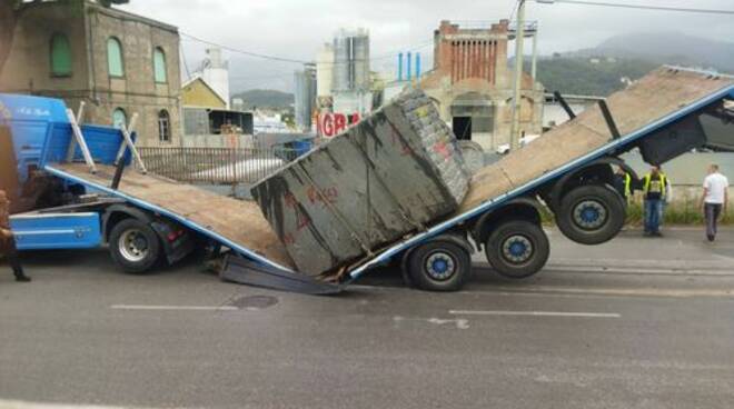 camion spezzato da blocco di marmo