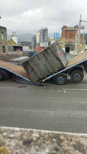 camion spezzato da blocco di marmo